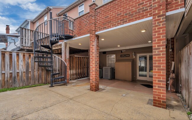 Building Photo - 3242 S Sydenham St