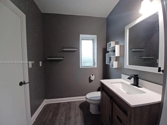 Building Photo - 2822 Pine Tree Dr