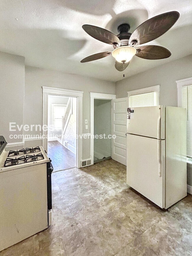 Building Photo - 8002 Bellevue Ave