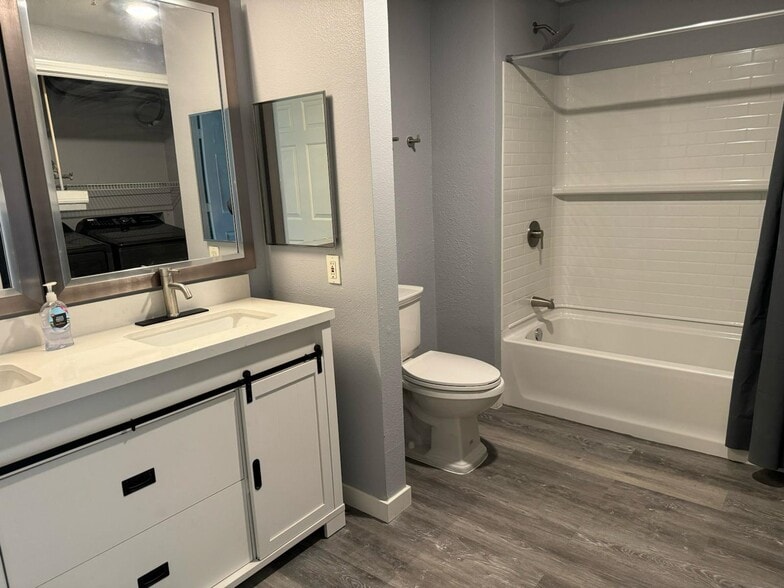 Building Photo - 2320 Gracy Farms Ln