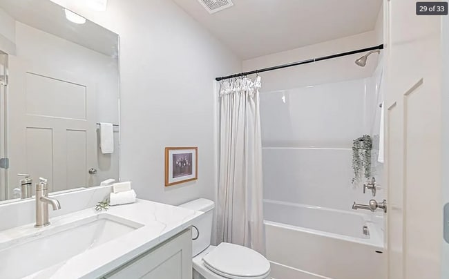 Building Photo - BEAUTIFUL 3 Bed 2.5 Bath Townhome Available!