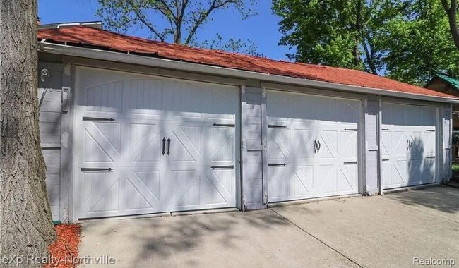 Building Photo - 212 S Pontiac Trail