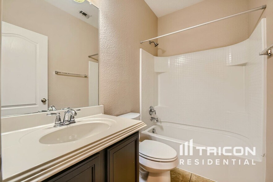 Building Photo - 1735 Oak Glen Dr