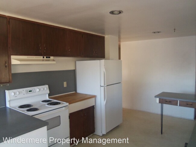 Building Photo - 223 SE Valley Dr