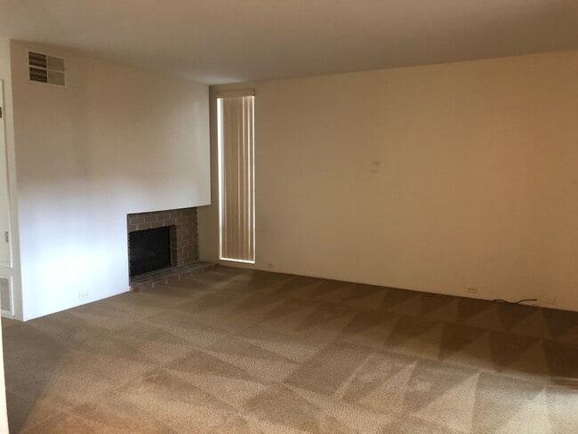 Building Photo - First floor condo!