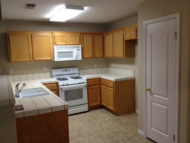 Building Photo - Beautiful NW Home 5 bed/2 bath $2750 Depos...