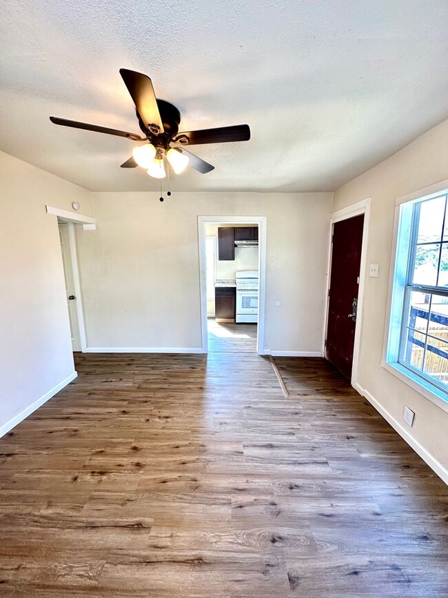 Building Photo - COMING AUGUST 2025 - Remodeled 1 Bedroom A...