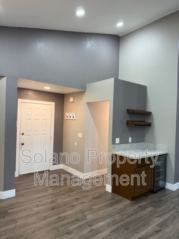 Building Photo - 921 Hickory Ave