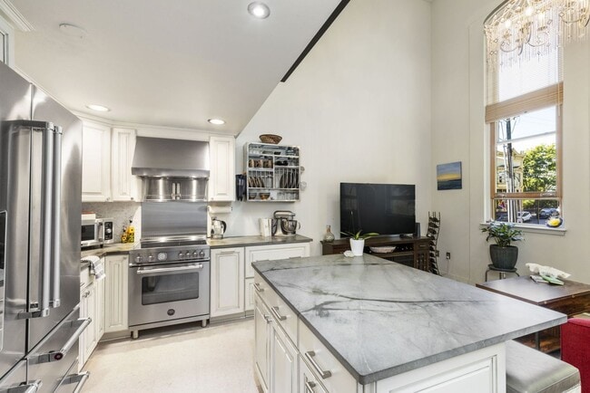 Building Photo - Charming Studio Condo For Rent Downtown Po...