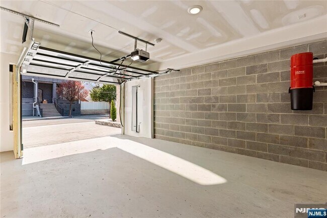 Building Photo - 45 Lincoln Ave