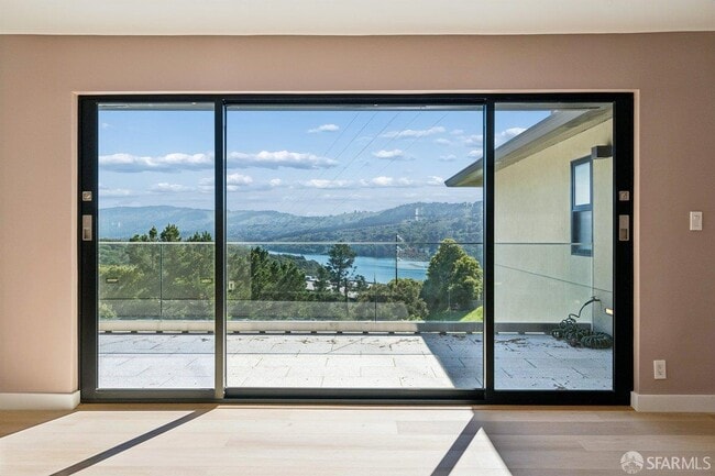 Building Photo - 1435 Lakeview Dr