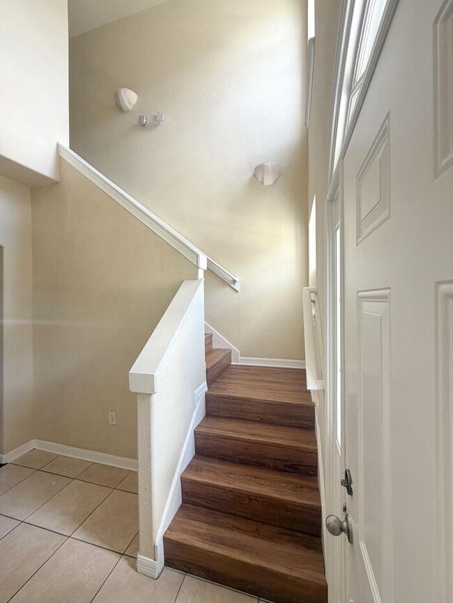 Building Photo - Beautiful Townhouse