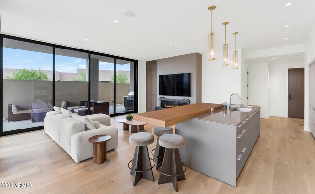 Building Photo - 5000 N Camelback Rdg Dr