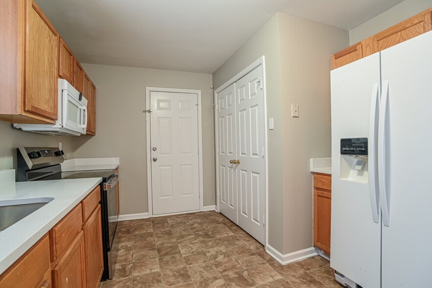 Building Photo - 933 Grass Hollow Ct