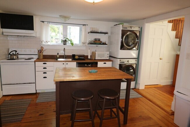 Building Photo - 92 Main St