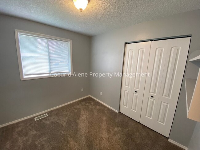 Building Photo - 3 bed house on corner lot in Post Falls!