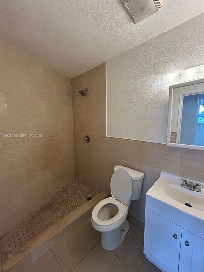 Building Photo - 1501 Lauderdale Villa Dr