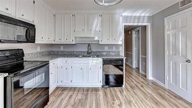 Building Photo - 871 Lenox Oaks Cir NE