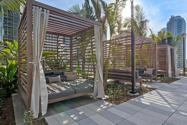 Building Photo - 1331 Columbia St