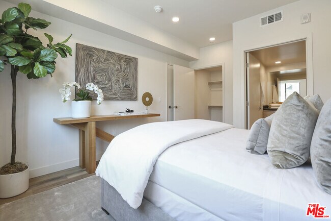 Building Photo - 740 Ridgeley Dr