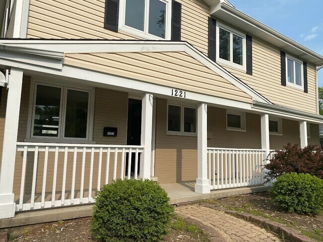 Building Photo - 1221 N Chicago Ave