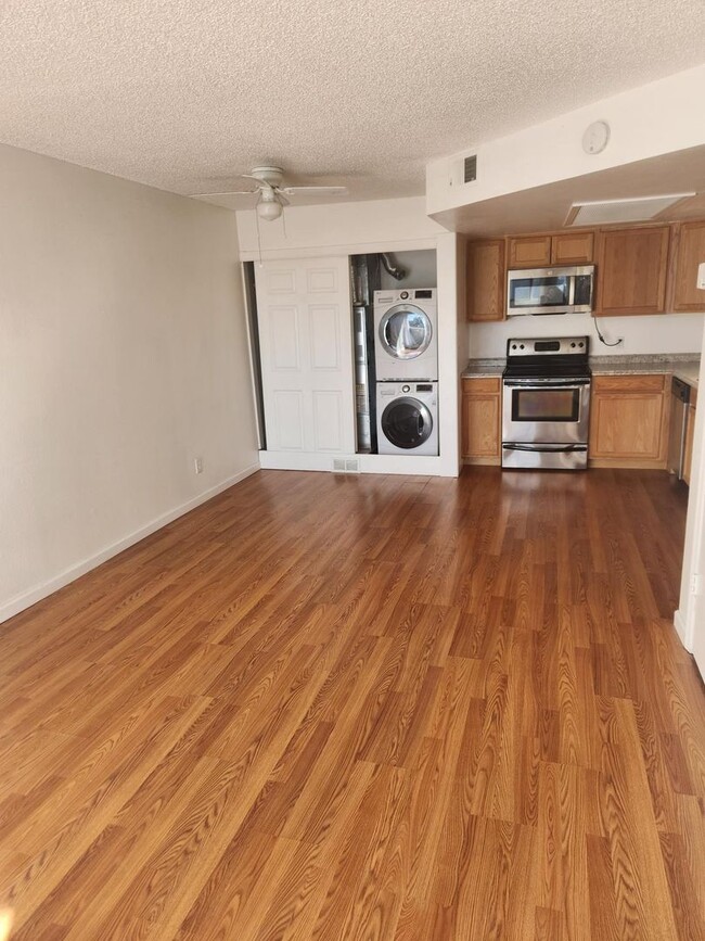Building Photo - Cozy Split-level Condo with a Private Balcony!