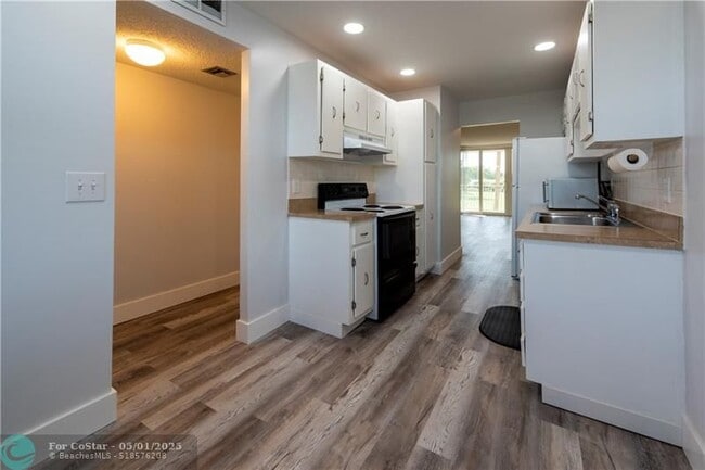Building Photo - 250 Jacaranda Dr