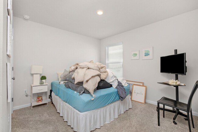 Building Photo - Move-In Ready Guest Room in Fallschase | Furnished Common Areas