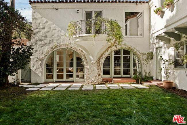 Building Photo - 1518 N Beverly Dr