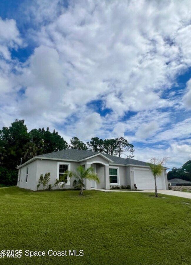 Building Photo - 499 Oakleaf St SW