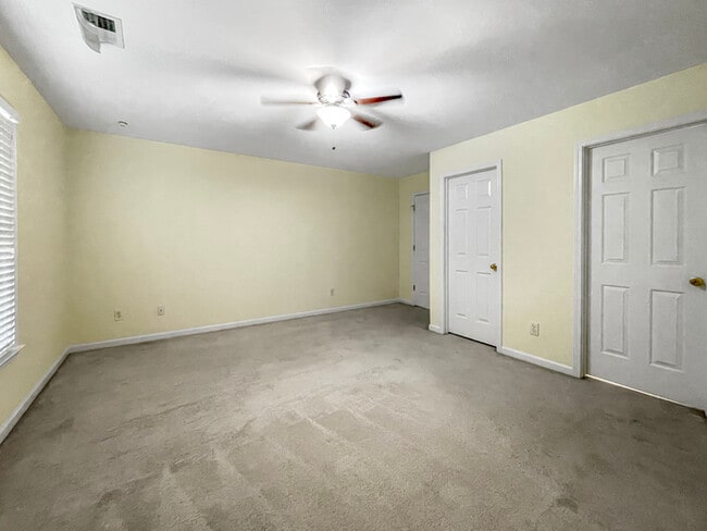 Building Photo - Beautiful Large 5 Bedroom Brick Home