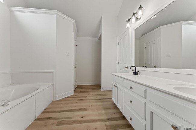 Building Photo - 18516 Lakefield Ave