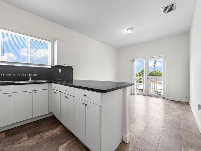 Building Photo - 1514 NW 5th Ave