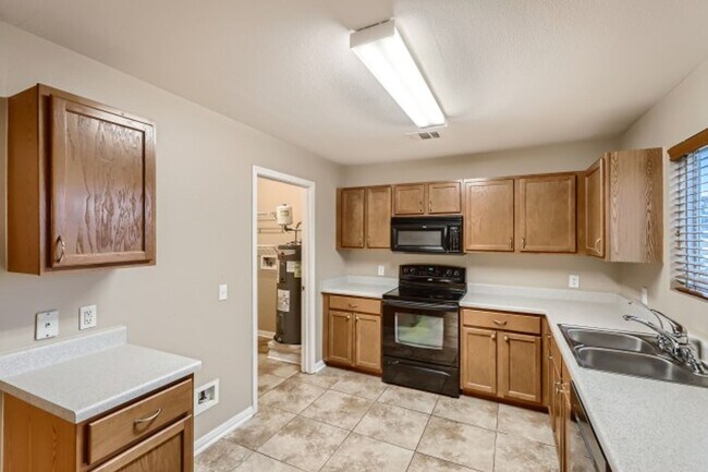 Building Photo - Spacious 3-Bed Home with Dual Living Areas in Prime Location