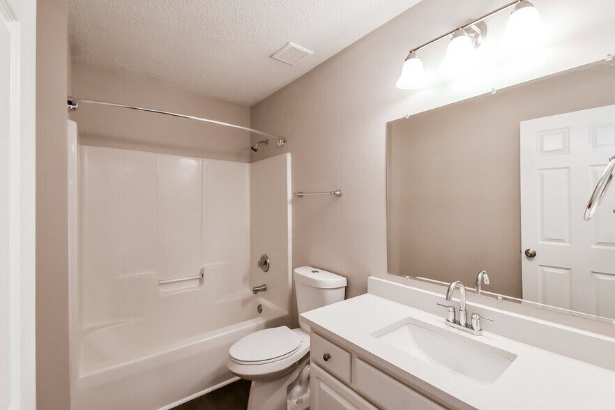 Building Photo - 19 Woodlake Dr