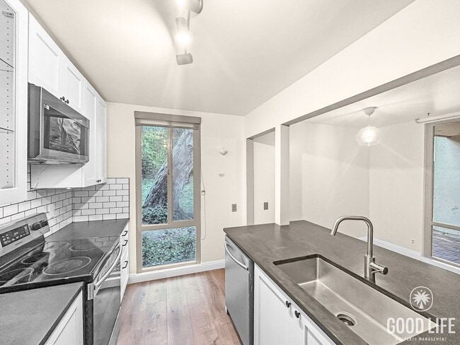 Building Photo - Stunning 1BD/1BA W/ Reserved Parking, A/C, and Community Pool in College Area!