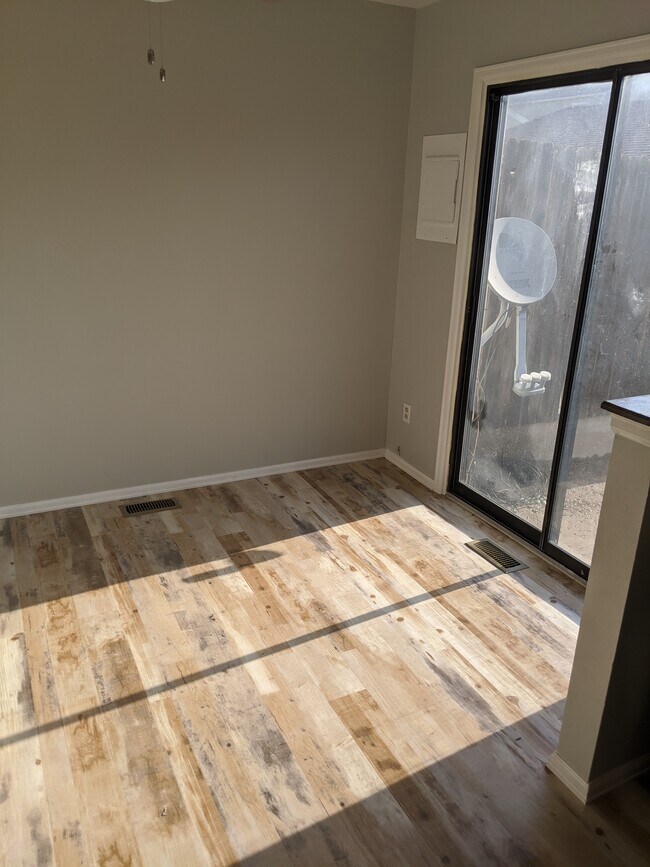 Building Photo - 7949 Lexington Park Dr