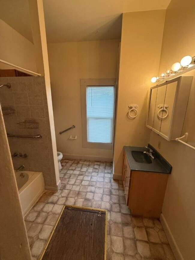 Building Photo - 3 Bedroom 1.5 Bath Downtown Dixon *STAR RENTALS