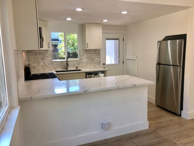 Building Photo - 3 Bedroom Townhome For Rent