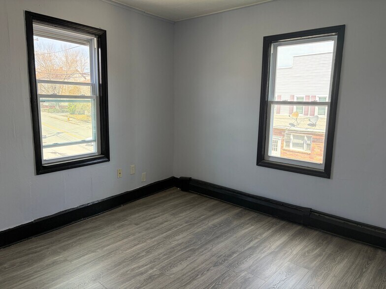 Building Photo - 36 Lake St