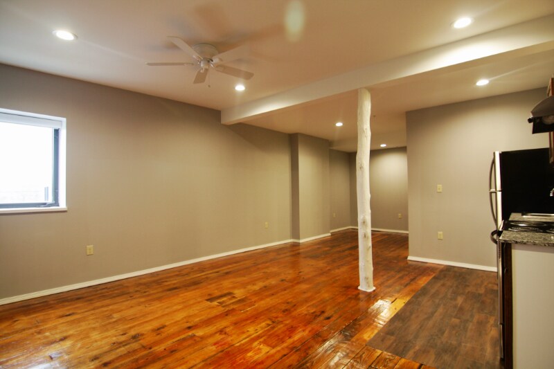 Building Photo - 1306 E 11th St