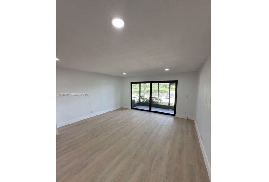 Building Photo - 9001 Jacaranda Ln