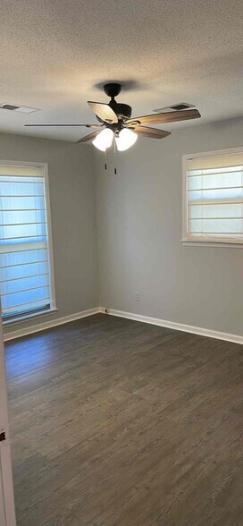 Building Photo - 206 Mary Lee Dr