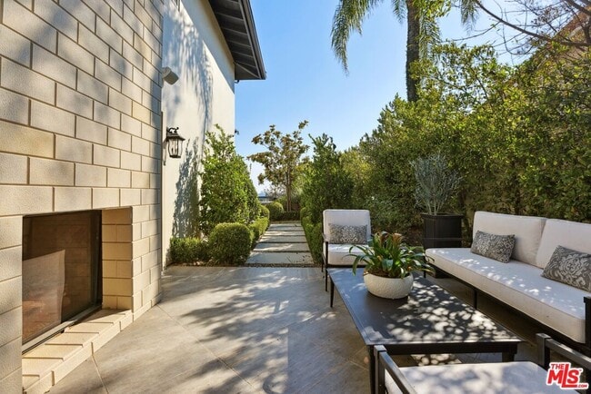 Building Photo - 2676 Casiano Rd