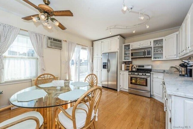 Building Photo - 161 W Beech St