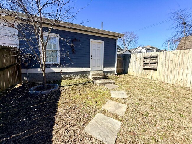 Building Photo - WALK TO 8TH AVE AND 12 SOUTH!  Beautiful 3/2.5 home with garage on 10th Ave S