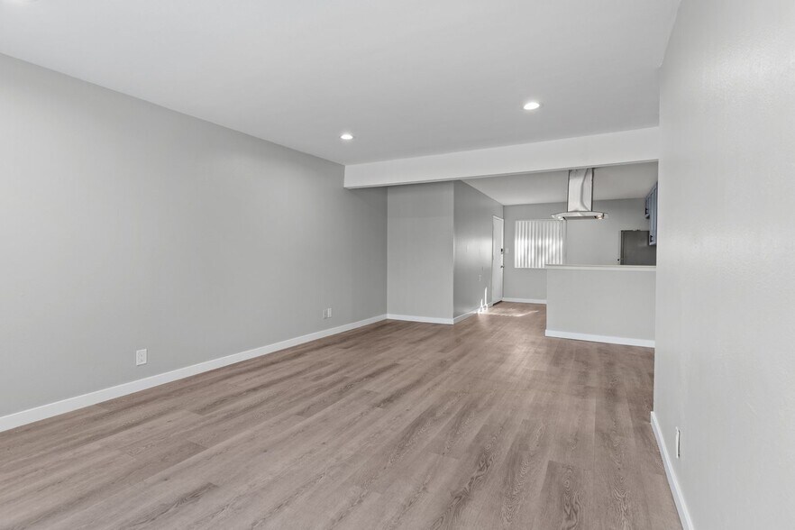 Building Photo - 10442 Lampson Ave