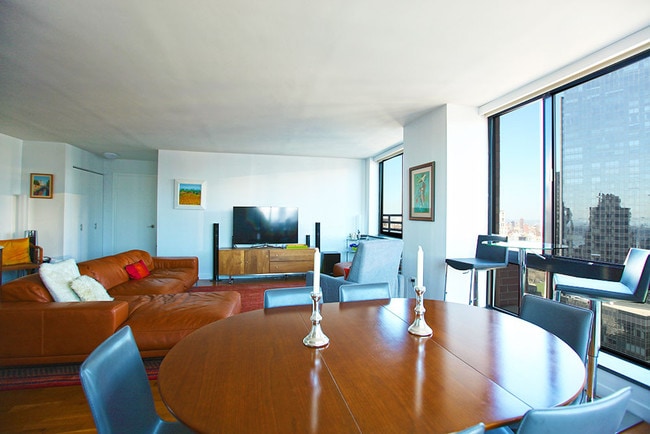 Building Photo - 30 West 60th Street