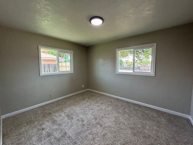 Building Photo - 1404 Grape Ave