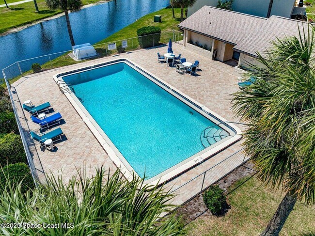 Building Photo - 2175 Golf Isle Dr